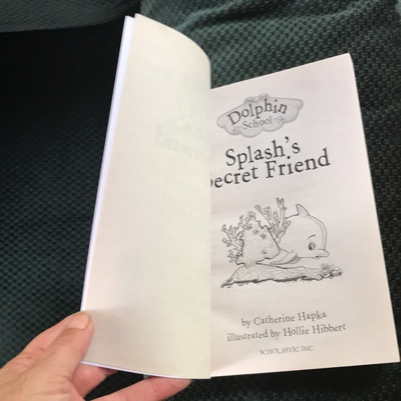 Dolphin school splash’s secret friend by Catherine Hapka - Picture 7 of 11